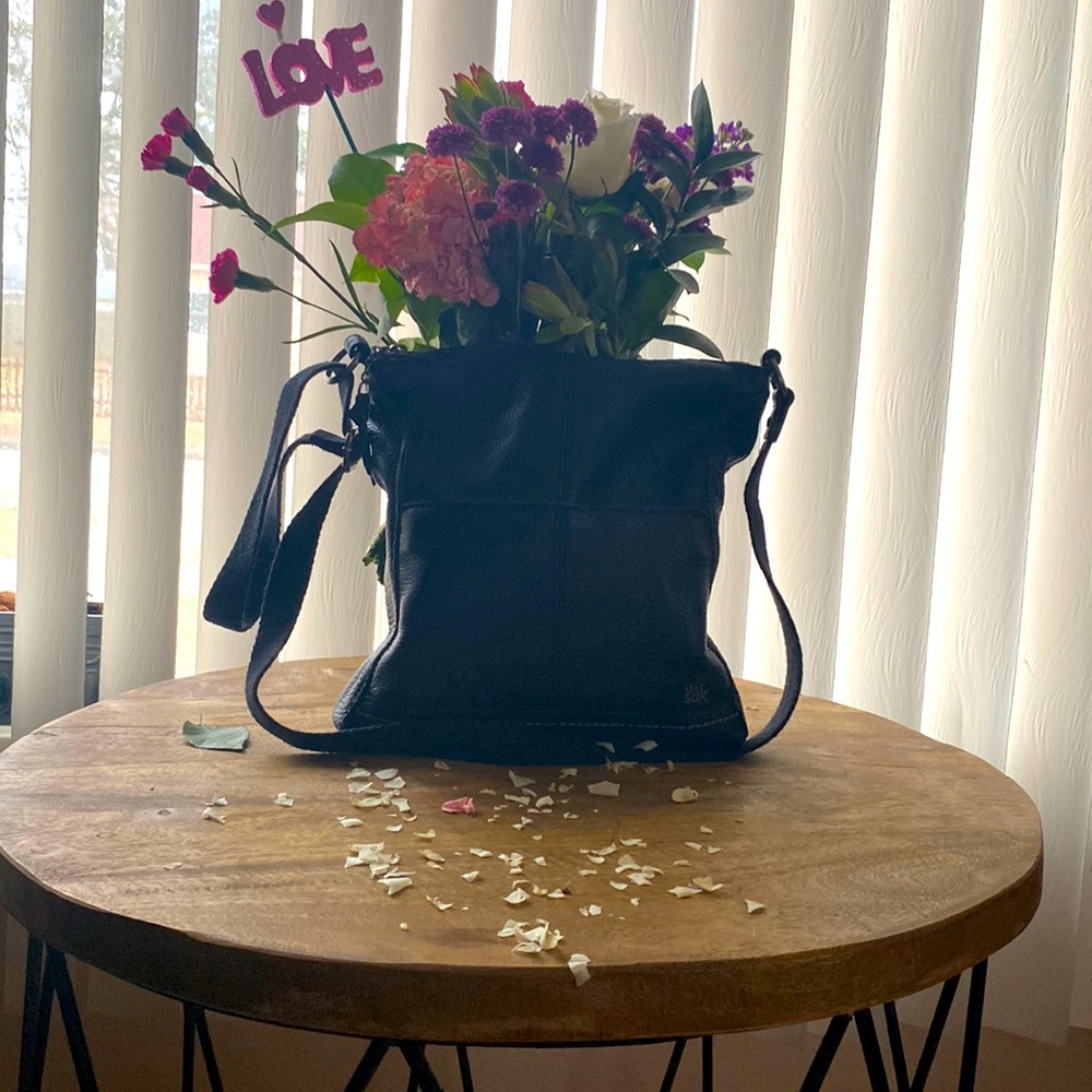 The sak shoulder bag black leather no stains